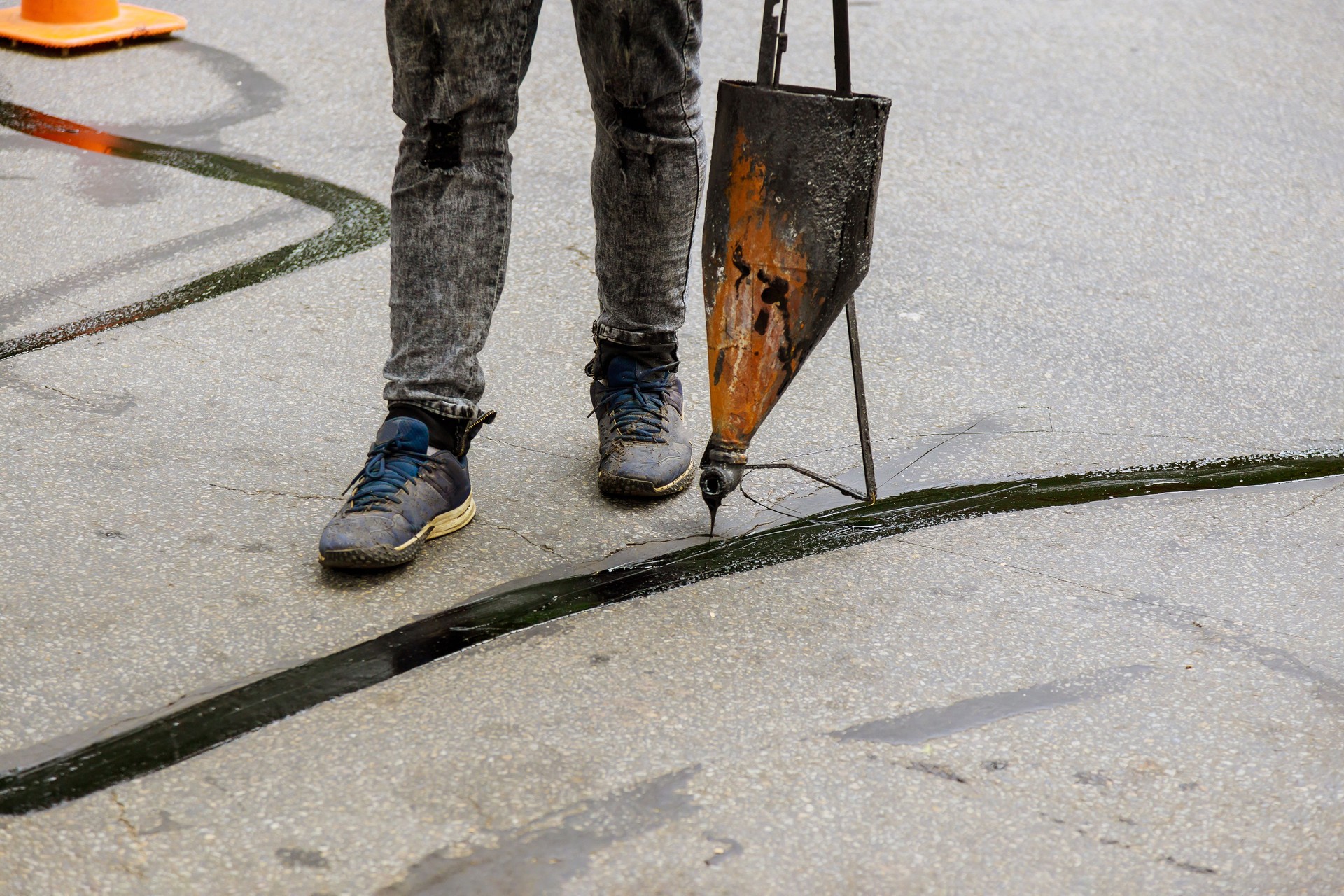 Sealing asphalt crack to prevent future damage service